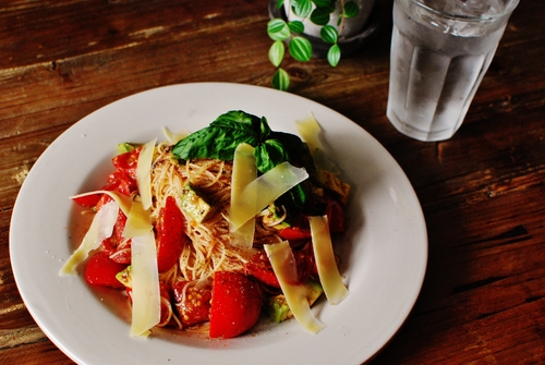 フルーツトマトとチーズの濃厚冷製カッペリーニ ベジタリアンミットゥンと肉食チャースケ