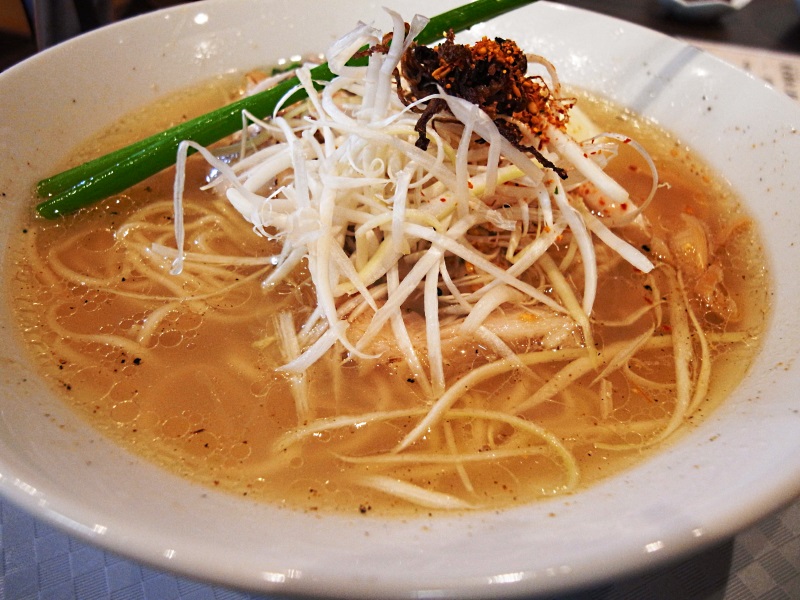 鶏と野菜の滋味で食わせる塩ラーメン　〔大阪拳/ラーメン/日本橋・谷町九丁目〕_f0195971_0263372.jpg