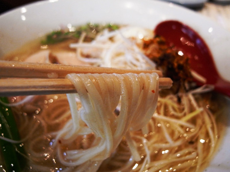 鶏と野菜の滋味で食わせる塩ラーメン　〔大阪拳/ラーメン/日本橋・谷町九丁目〕_f0195971_027055.jpg