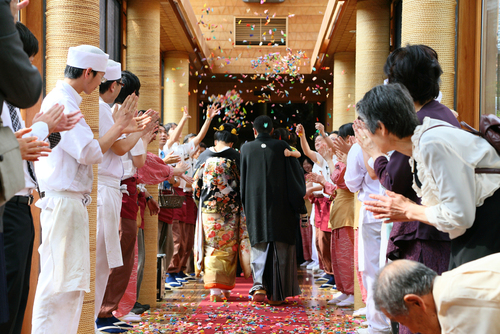 折鶴シャワーで華やかに結婚式をお祝い 川場温泉かやぶきの源泉湯宿悠湯里庵