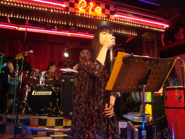 西新宿「ライブハウス 新宿21世紀」へ行く。_f0232060_1533898.jpg