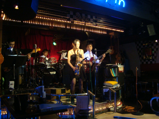 西新宿「ライブハウス 新宿21世紀」へ行く。_f0232060_1595685.jpg