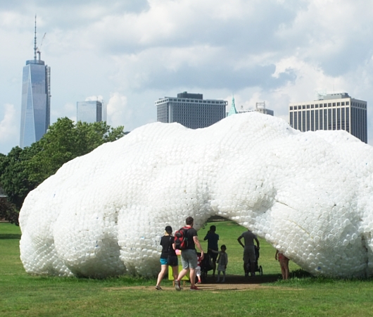 ガバナー島のユニークなアートいっぱいの芝生広場 Nolan Park_b0007805_20105556.jpg