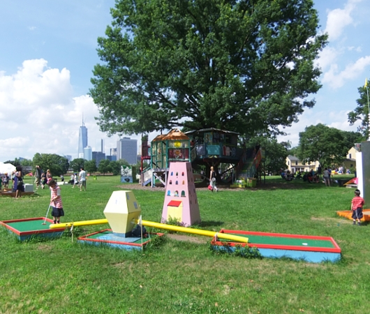 ガバナー島のユニークなアートいっぱいの芝生広場 Nolan Park_b0007805_20115656.jpg