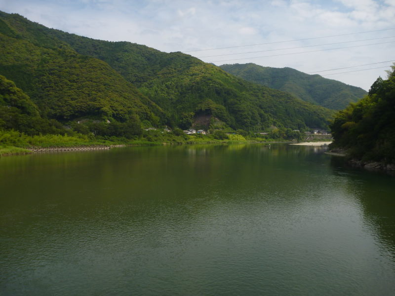 川の蛇行に合わせて、目まぐるしく変わる絶景の連続・仁淀川－高知・自然満喫の自転車旅行⑤_e0138081_4362749.jpg