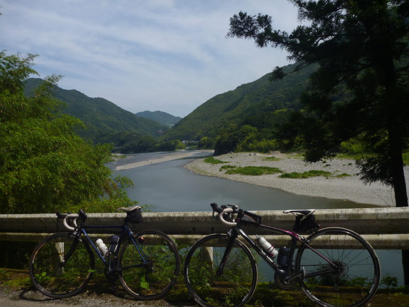 川の蛇行に合わせて、目まぐるしく変わる絶景の連続・仁淀川－高知・自然満喫の自転車旅行⑤_e0138081_4383280.jpg