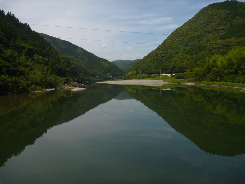 川の蛇行に合わせて、目まぐるしく変わる絶景の連続・仁淀川－高知・自然満喫の自転車旅行⑤_e0138081_442367.jpg