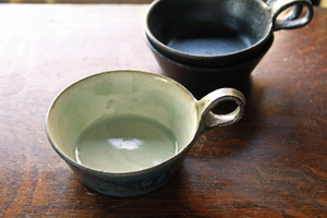 八木橋昇さんの白飴釉と黒呉須化粧 _e0205196_21433220.jpg