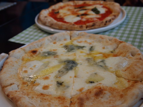 4種のチーズはちみつ添えピザ：山のはちみつ屋（秋田県）_b0147224_2344399.jpg