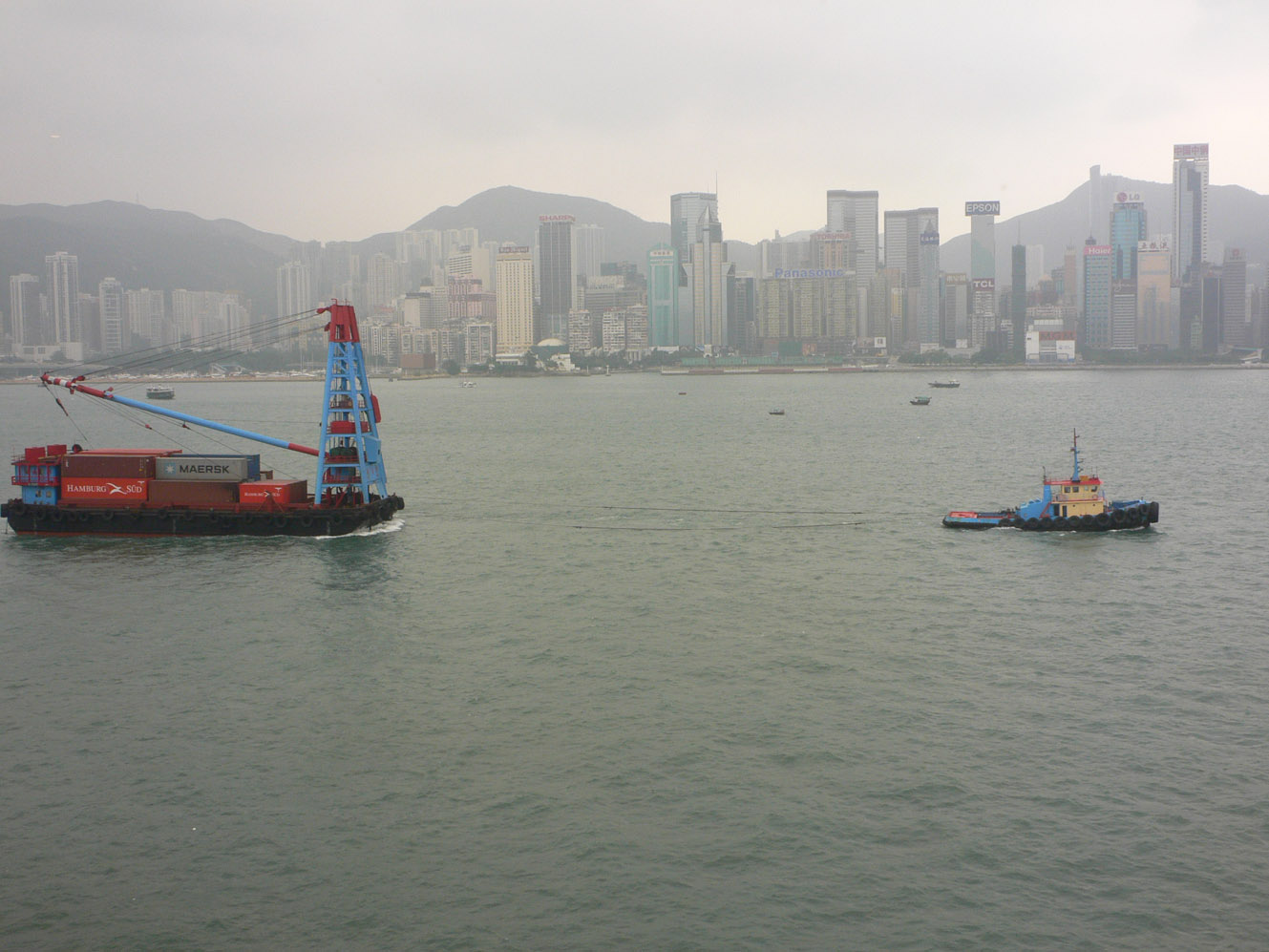 船・ふね・フネ：　作業船を引くタグボート（香港）_a0249132_9383281.jpg
