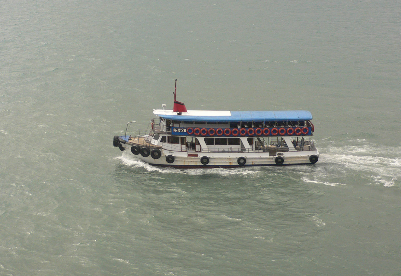 船・ふね・フネ：　観光船でしょうか・・（香港）_a0249132_9212580.jpg