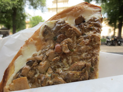 バス待ち時間に食べれる超美味しい切り売りPIZZA!!_c0179785_1503070.jpg