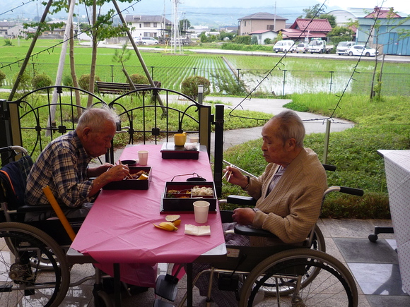 「らくえん」ショートステイでの中庭昼食会_e0191174_11355730.jpg