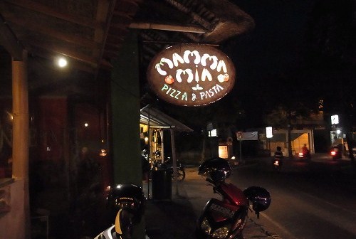 Mamma Mia & Taco Casa \'n Grill でブンクス @ Pengosekan, Ubud (\'13年4月＆5月)_a0074049_21511564.jpg