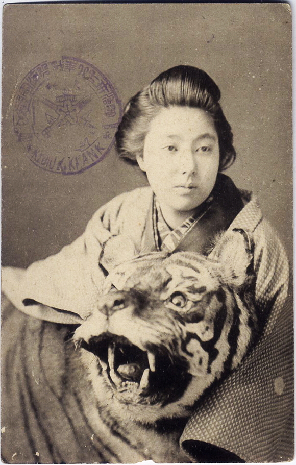 絵葉書 日本美人と剥製の虎 戦役陸軍記念印 未使用並品 明治37年 1枚 古書 古群洞 Kogundou60 Me Com 絵葉書 日本美人と剥製の虎 戦役陸軍記念印 未使用並品 明治37年 1枚 古書 古群洞 Kogundou60 Me Com