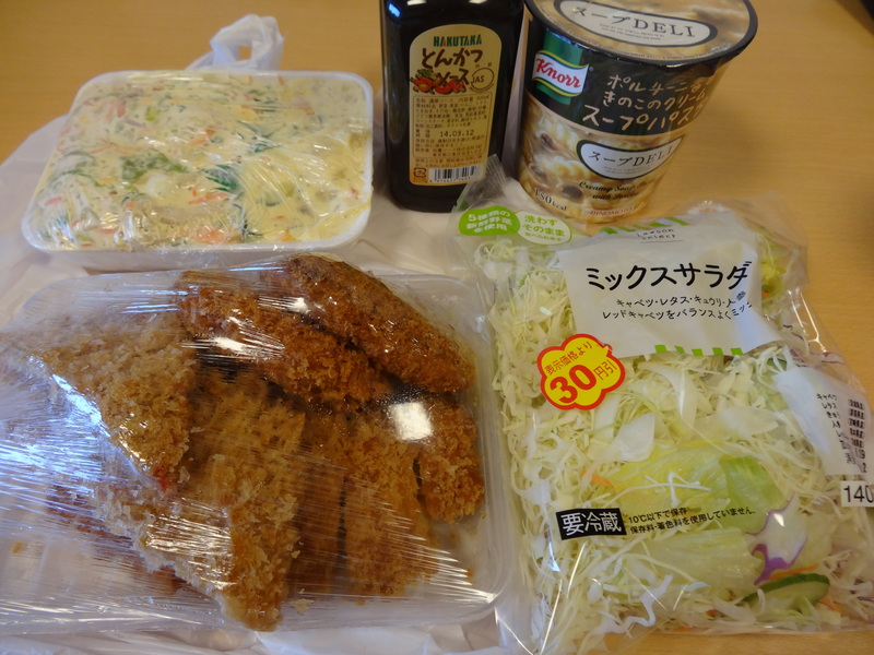 銚子のお肉屋さんの豚カツにコロッケとサラダの夕ご飯です。_c0225997_52216100.jpg