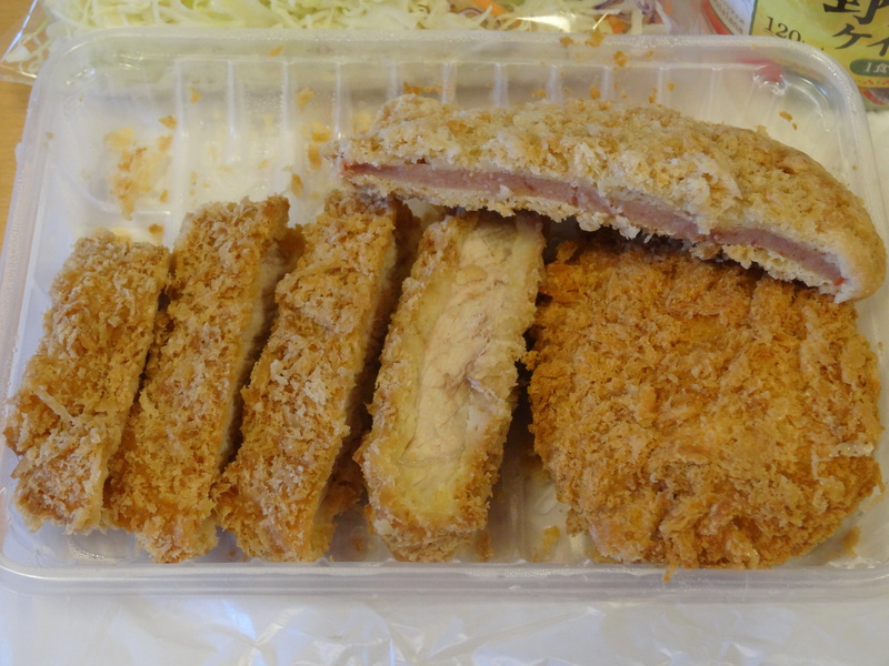 銚子のお肉屋さんの豚カツにコロッケとサラダの夕ご飯です。_c0225997_624063.jpg
