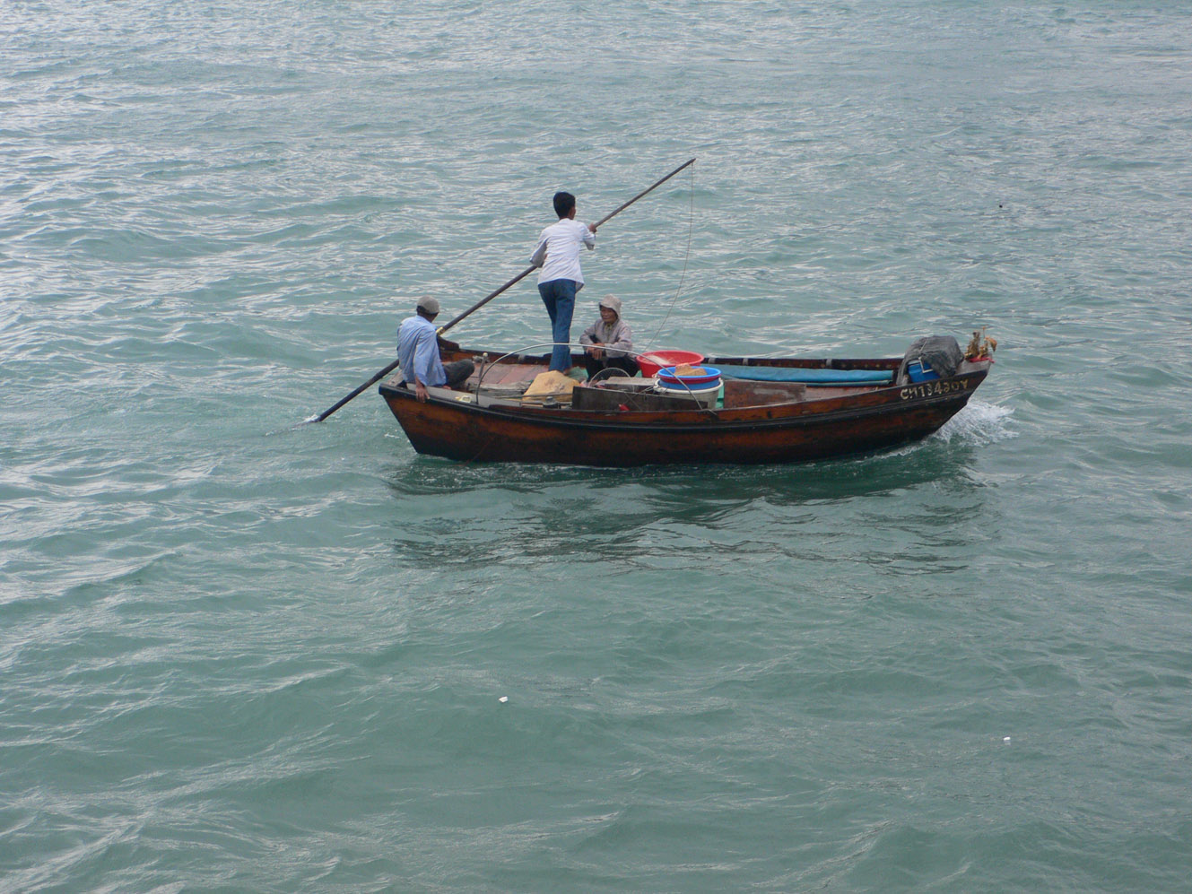 船・ふね・フネ：　小さな舟でこぎ出しています・・（香港）_a0249132_9425916.jpg