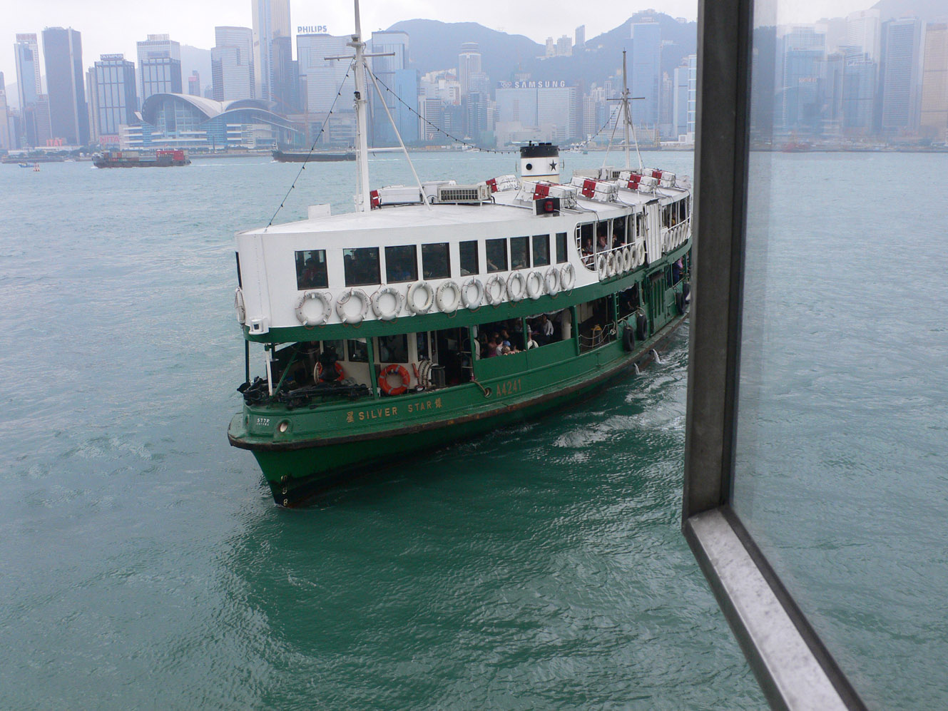 船・ふね・フネ：　窓から見るスターフェリー（香港）_a0249132_13184840.jpg