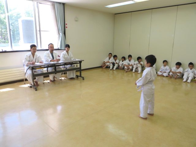 日曜空手 新琴似教室昇級審査会_c0118332_1350385.jpg