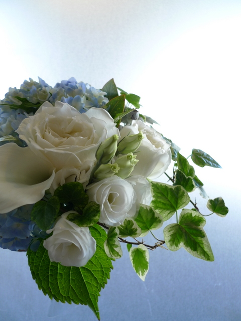 お誕生日花束 白 水色系 札幌 花屋 Mell Flowers