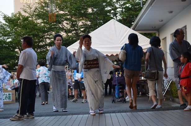 今年初の盆踊り_d0230676_1202432.jpg