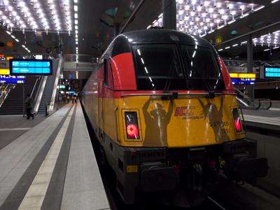 ベルリン中央駅発の夜行列車を眺めて(1)_e0038811_54374.jpg