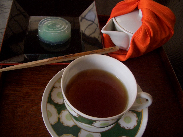 日本の紅茶と生菓子_a0056406_1058650.jpg