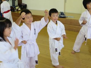 日曜空手 新川教室 昇級審査会最終日!_c0118332_12582855.jpg
