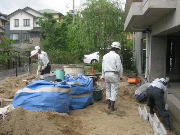 自然石で造るナチュラルガーデン_e0128446_1591460.jpg