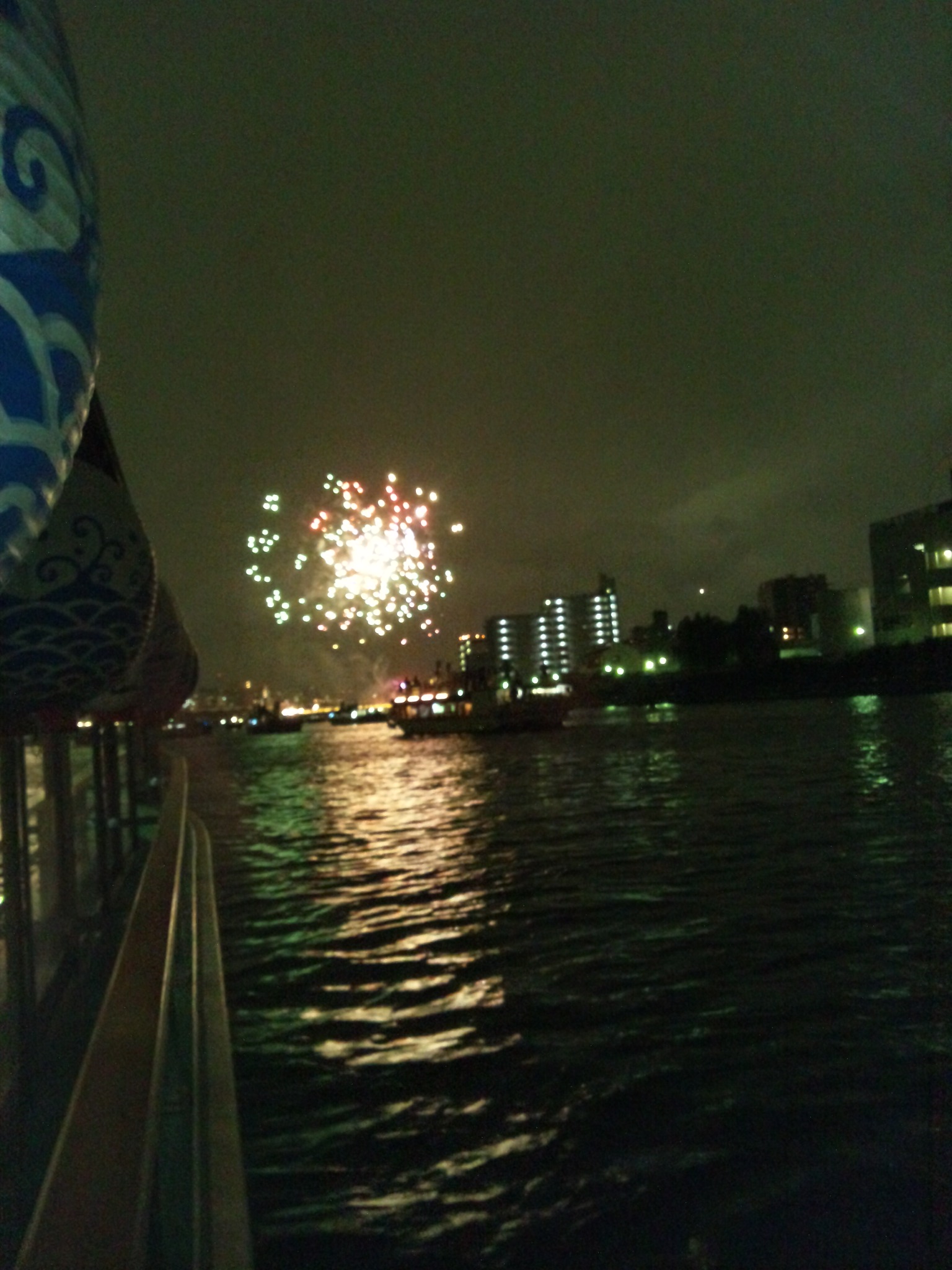 花火大会の写真をアップします。_e0119092_16191450.jpg