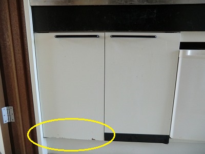 扉の裾の剥がれ 大工さんが木造住宅作ってるよ