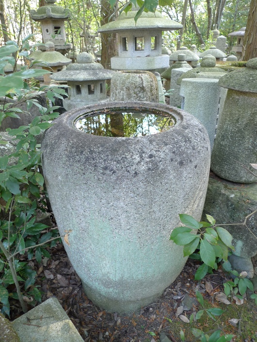 棗型手水鉢(江州石) : 隼人滑のすべらないBLOG 棗型手水鉢(江州石) : 隼人滑のすべらないBLOG
