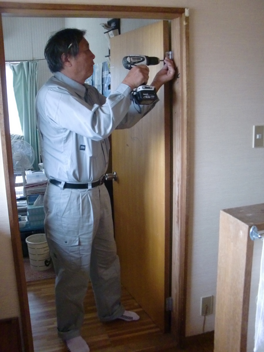 室内ドア取り替え 古いドア取り外し 市原市リフォーム店の社長日記 日日是好日 室内ドア取り替え 古いドア取り外し 市原市リフォーム店の社長日記 日日是好日