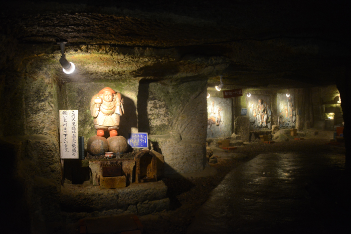 すごい珍スポット!ハニベ巌窟院_e0171573_234112.jpg