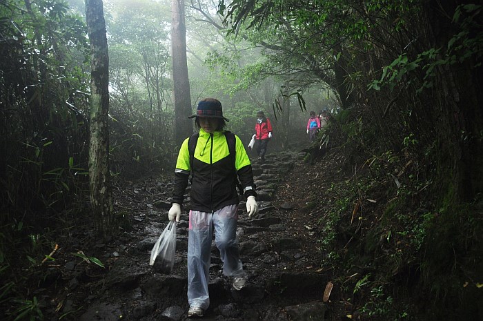 2013年雨の清掃登山_e0013365_13134438.jpg