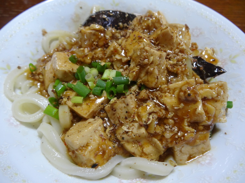 冷やし饂飩、鰹の刺し身、缶詰のカレー、麻婆豆腐饂飩、鶏塩胡椒焼きです。_c0225997_1374747.jpg