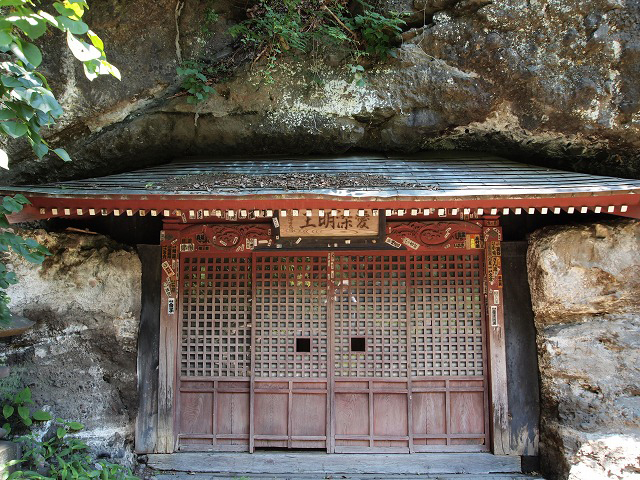 【涼を求めて・・・草津・軽井沢編】　（８）－２　『断崖絶壁に立つ、釈尊寺・観音堂宮殿』_e0039703_0404616.jpg