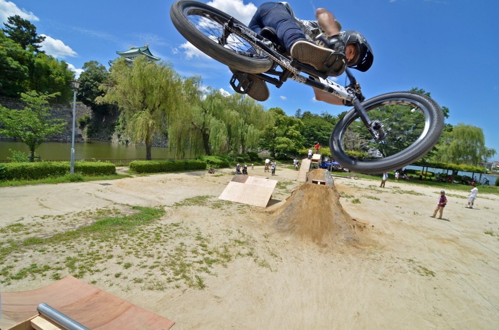 名古屋城の横でbmx Mtbのダートジャンプを撮ってきた 酒は呑んでも飲まれるな