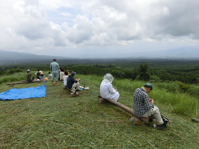 新幹線で参加する人もいる世界遺産・富士山の国有林の下草刈り_f0141310_7243367.jpg