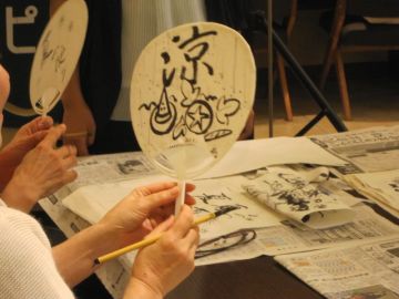 好きな文字や言葉を美しく書いた myうちわ を作ってみよう タピ大 好きな文字や言葉を美しく書いた myうちわ を作ってみよう タピ大