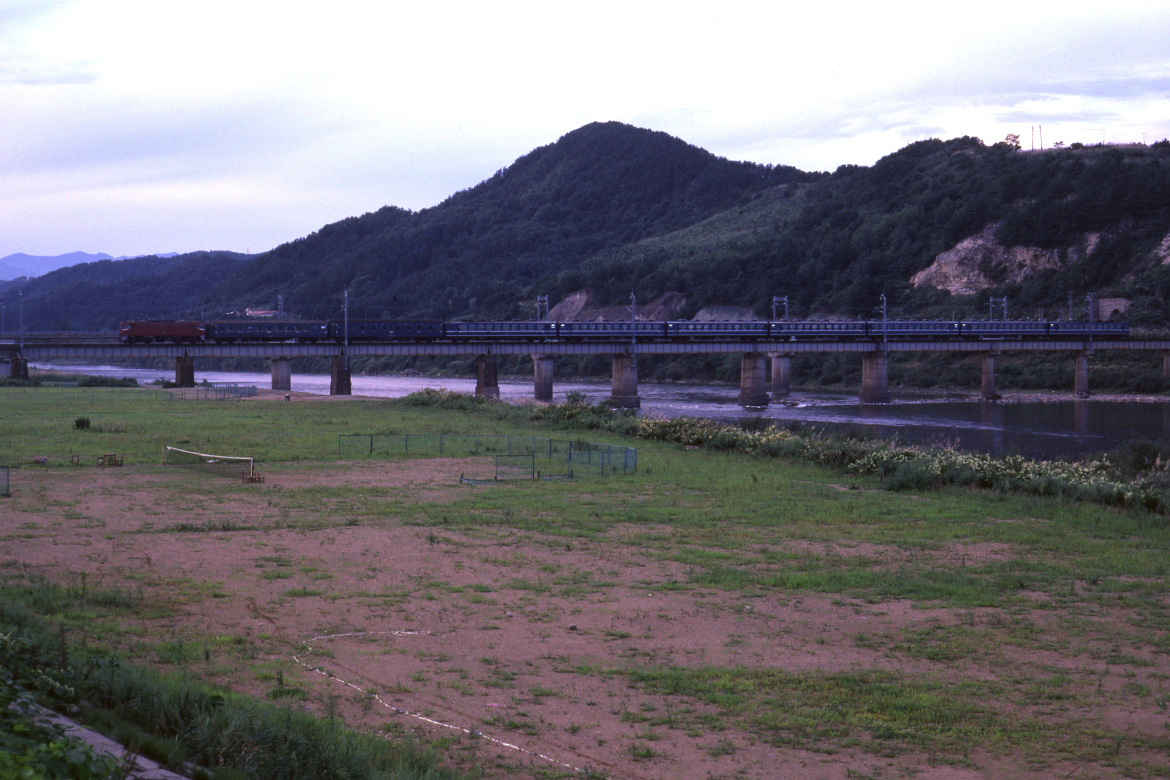 初秋の夕暮れ、東京さいぐ汽車が米代川を渡る - 1982年・奥羽本線 - _b0190710_2258374.jpg