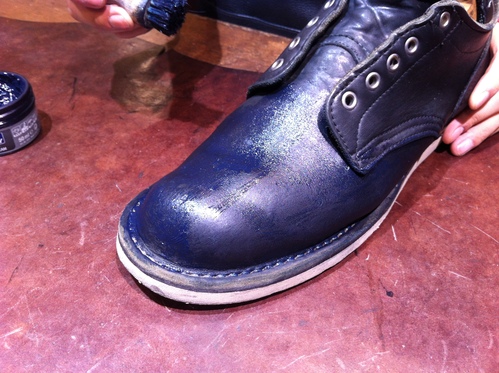 黒靴を違う色のクリームで シューケアマイスター靴磨き工房 銀座三越店