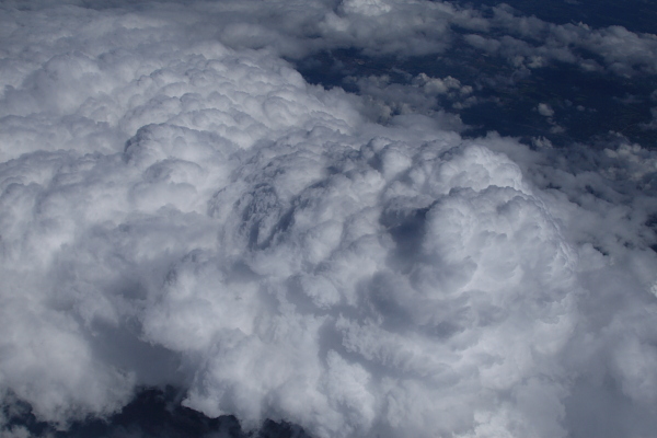 入道雲（ただし上から） : 且座喫茶
