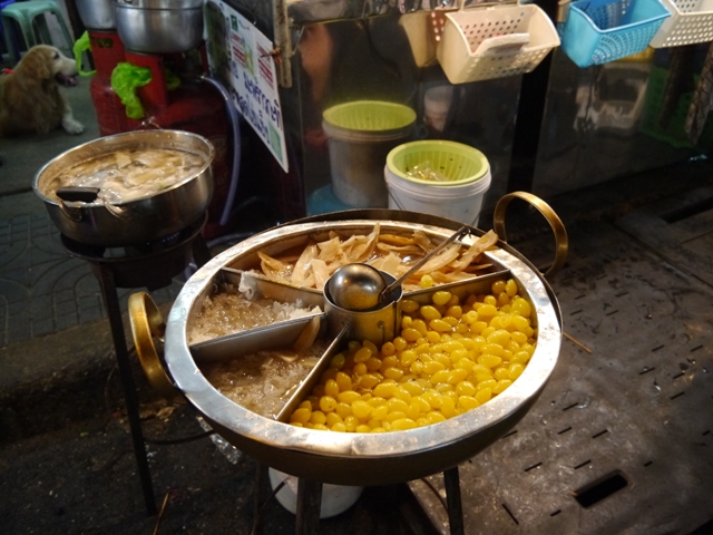 タイへ行く。③ ~トンロー駅の安ウマ屋台探訪~_f0232060_16165439.jpg