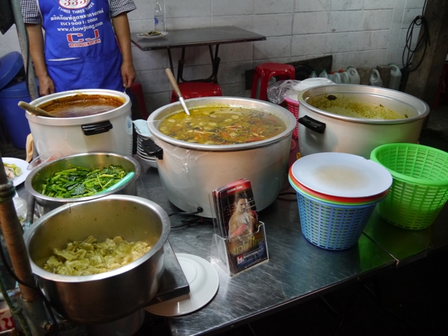 タイへ行く。③ ~トンロー駅の安ウマ屋台探訪~_f0232060_1620449.jpg