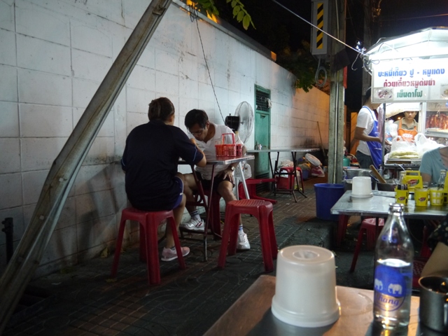 タイへ行く。③ ~トンロー駅の安ウマ屋台探訪~_f0232060_16213519.jpg