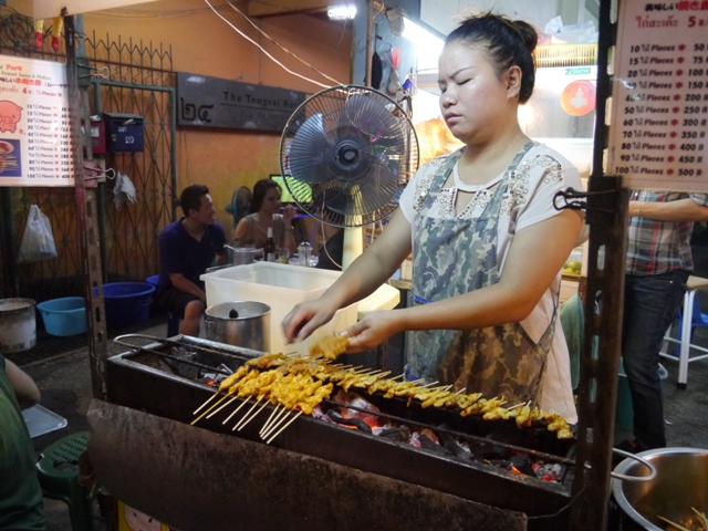 タイへ行く。③ ~トンロー駅の安ウマ屋台探訪~_f0232060_16301946.jpg