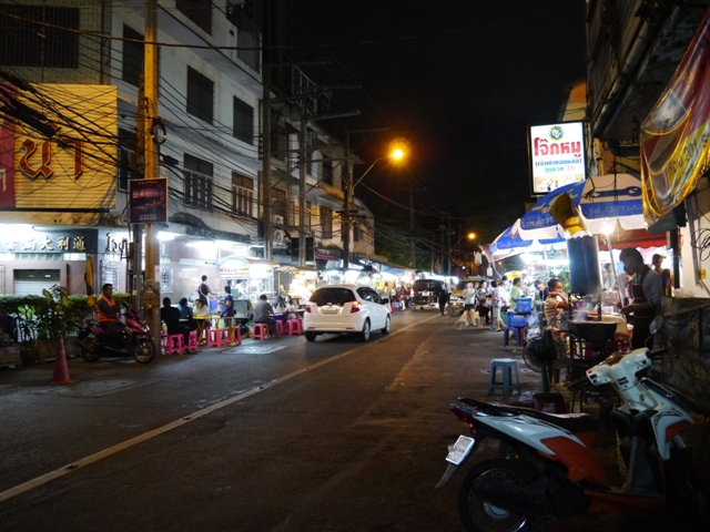 タイへ行く。③ ~トンロー駅の安ウマ屋台探訪~_f0232060_1633675.jpg