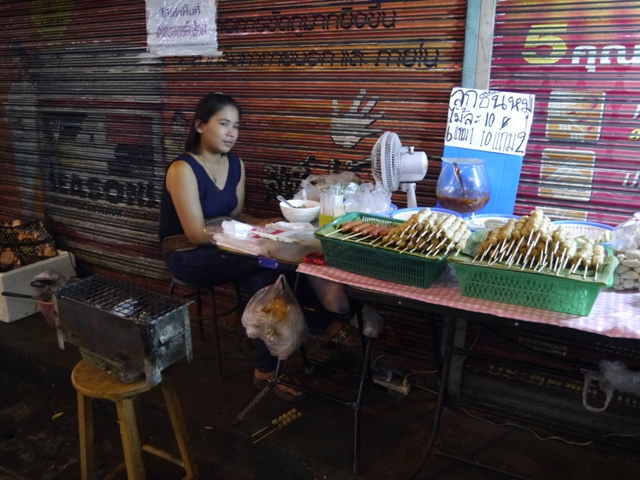 タイへ行く。③ ~トンロー駅の安ウマ屋台探訪~_f0232060_1663148.jpg